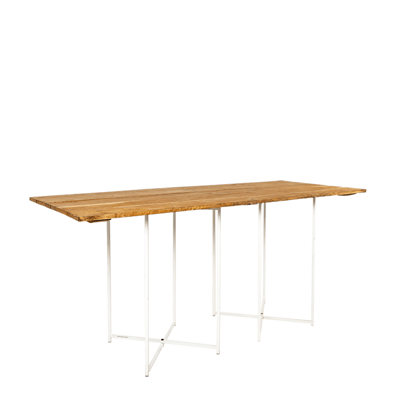 Natuur hoge tafel met gekruiste witte poten